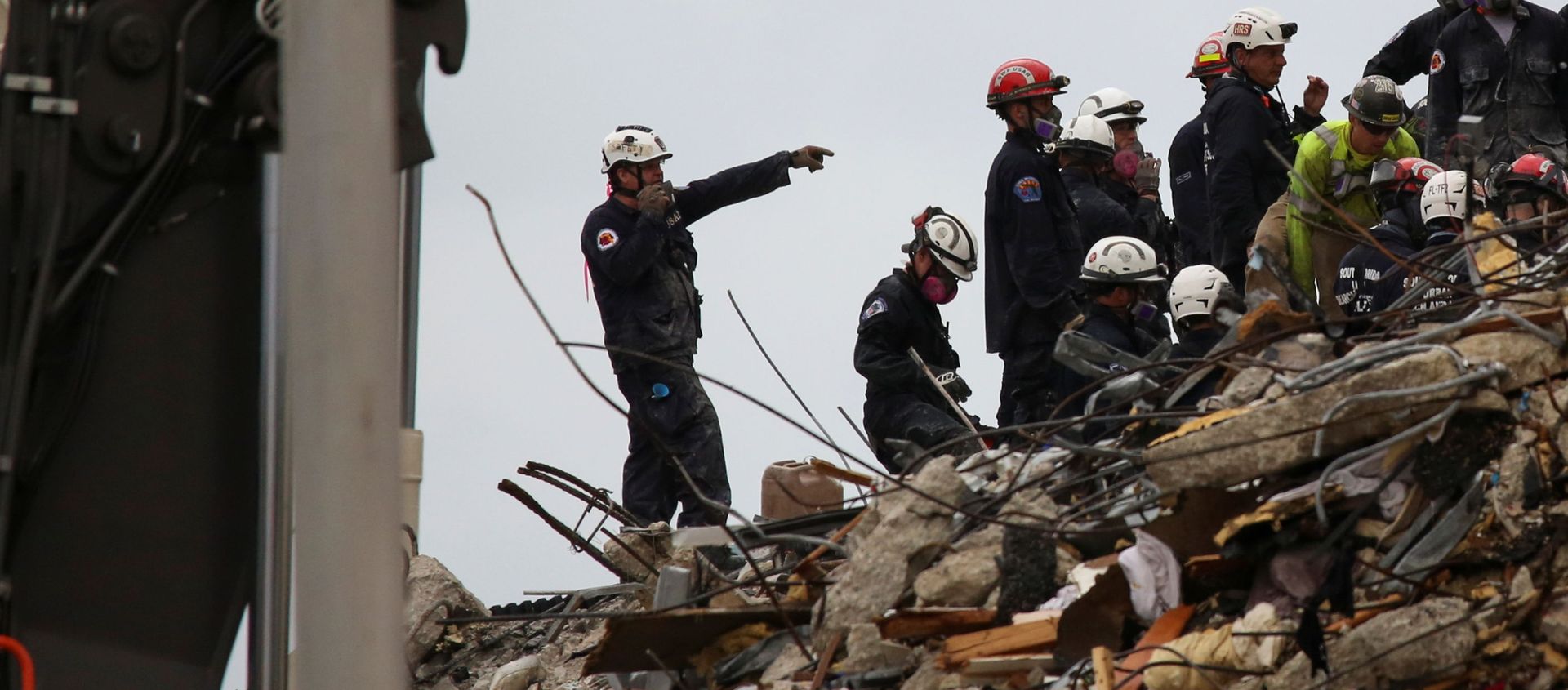 Rescue personnel continue the search and rescue operation for survivors at the site of a partially collapsed residential building in Surfside, near Miami Beach, Florida, U.S. June 30, 2021 - Sputnik International, 1920, 06.07.2021