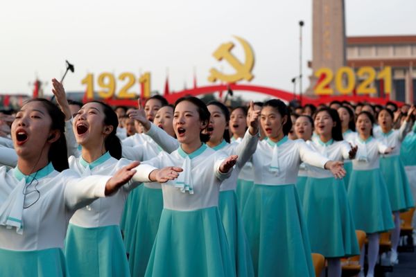 Participants of the grand parade are singing to mark the party's anniversary.  - Sputnik International