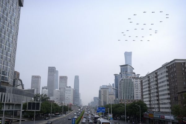 Chinese military helicopters are forming the number 100 in the sky.  - Sputnik International