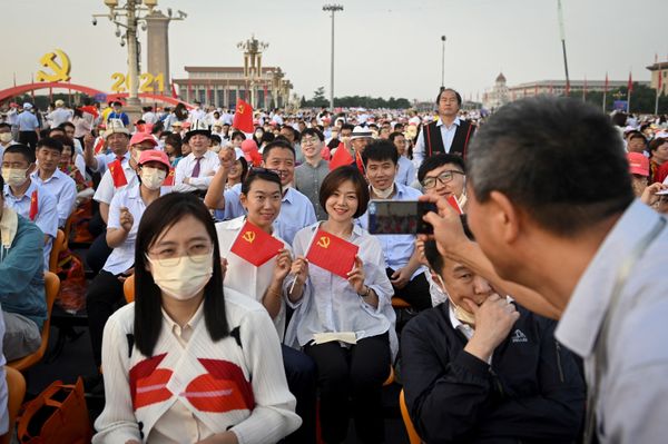 People are taking pictures at the grand celebration.  - Sputnik International