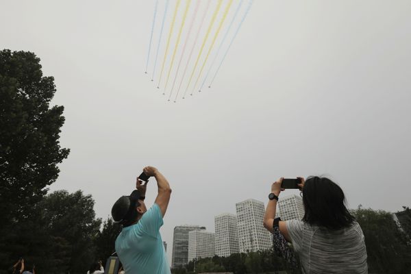 People are taking pictures of the military airshow.  - Sputnik International