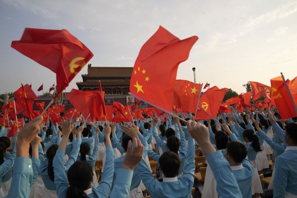 Thousands of red flags are streamed up in the sky.  - Sputnik International