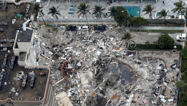 An aerial view showing Champlain Towers South in Surfside near Miami Beach, Florida - Sputnik International