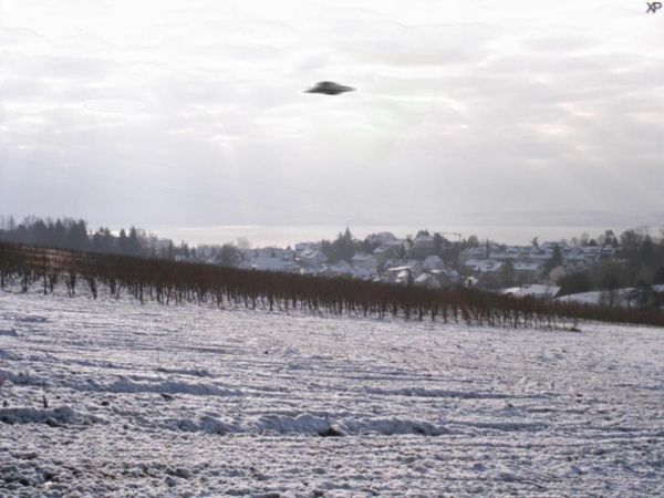 A fake picture of an alleged UFO above Meersburg, Germany. - Sputnik International