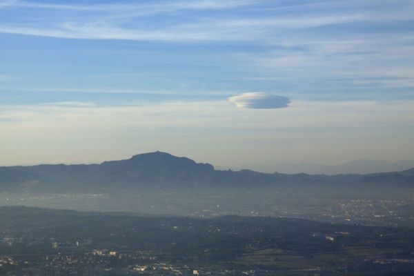 A lenticular cloud near Sant Llorenç del Munt, Catalonia. The phenomenon is frequently perceived as an UFO.   - Sputnik International