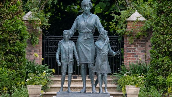 A statue of Britain's Princess Diana is pictured in the Sunken Garden at Kensington Palace, London, Britain July 1, 2021. Dominic Lipinski/Pool via REUTERS - Sputnik International