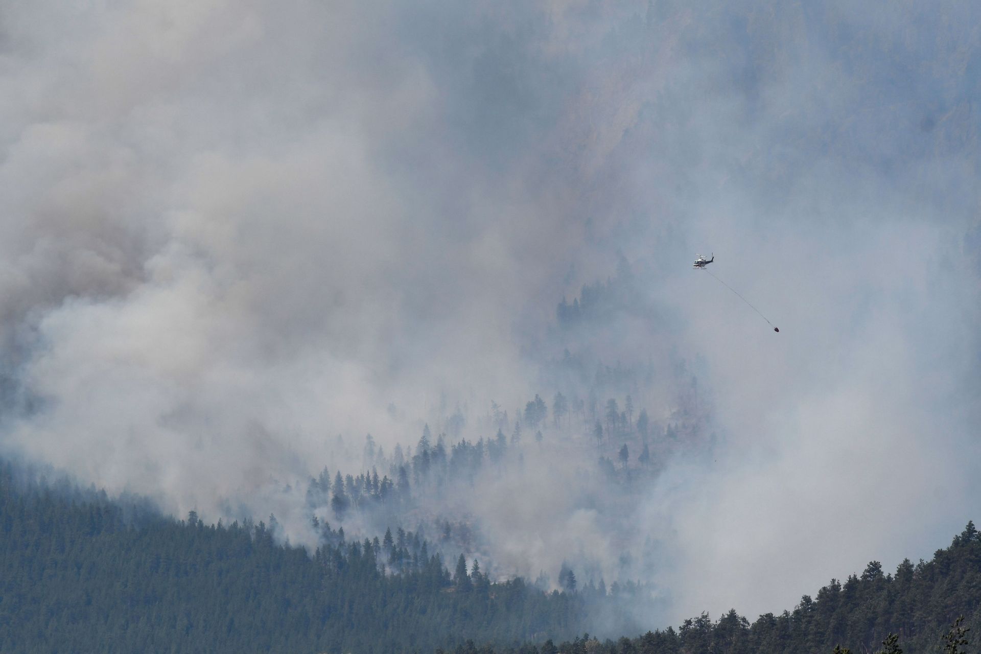 A wildfire burns outside of the town of Lytton, where it raged through and forced everyone to evacuate, in British Columbia, Canada, July 1, 2021. - Sputnik International, 1920, 07.09.2021