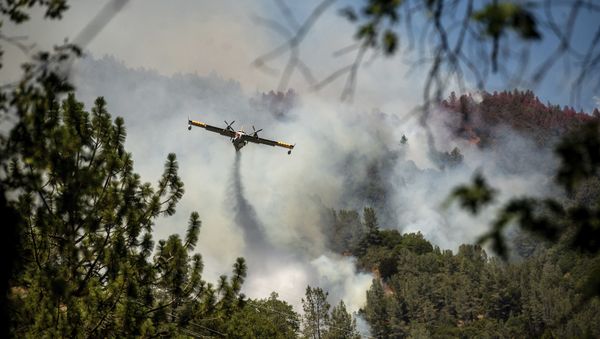 An air tanker drops fire retardant to battle the Salt Fire in Lakehead, Calif., on Thursday, July 1, 2021. Firefighters are battling multiple fires in the region following high temperatures and lightning strikes. - Sputnik International