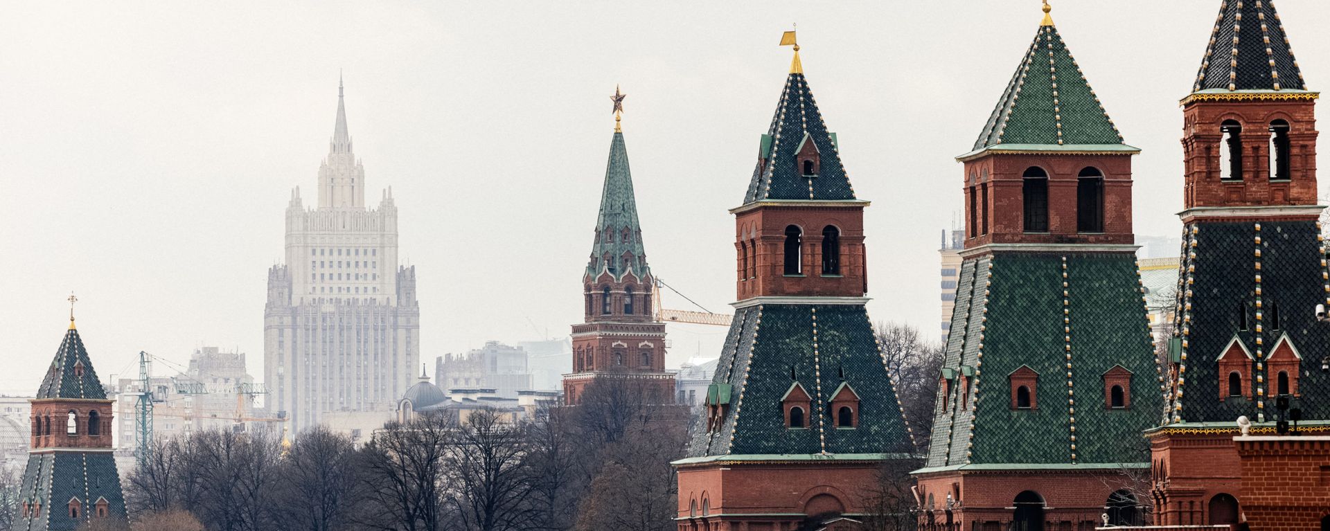 This picture taken on March 18, 2021, shows the Kremlin towers in front of the Russian Foreign Ministry headquarters. - Russian President Vladimir Putin on March 18 mocked Joe Biden for calling him a killer -- saying it takes one to know one -- as ties between Moscow and Washington sunk to new lows. US President Biden's comments sparked the biggest crisis between Russia and the United States in years, with Moscow recalling ambassador and warning that ties were on the brink of outright collapse.  - Sputnik International, 1920, 16.04.2026