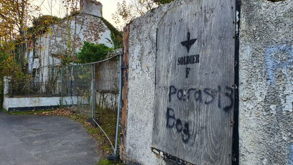 Graffiti supporting Soldier F on the side of a derelict building in Northern Ireland - Sputnik International