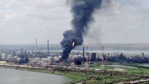 Drone footage from NGO Agent Green shows the fire at Petromidia oil refinery after a blast in Navodari, Romania July 2, 2021 - Sputnik International