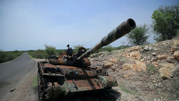 A tank damaged during the fighting between Ethiopia?s National Defense Force (ENDF) and Tigray Special Force stands on the outskirts of Humera town in Ethiopia July 1, 2021 Picture taken July 1, 2021 - Sputnik International