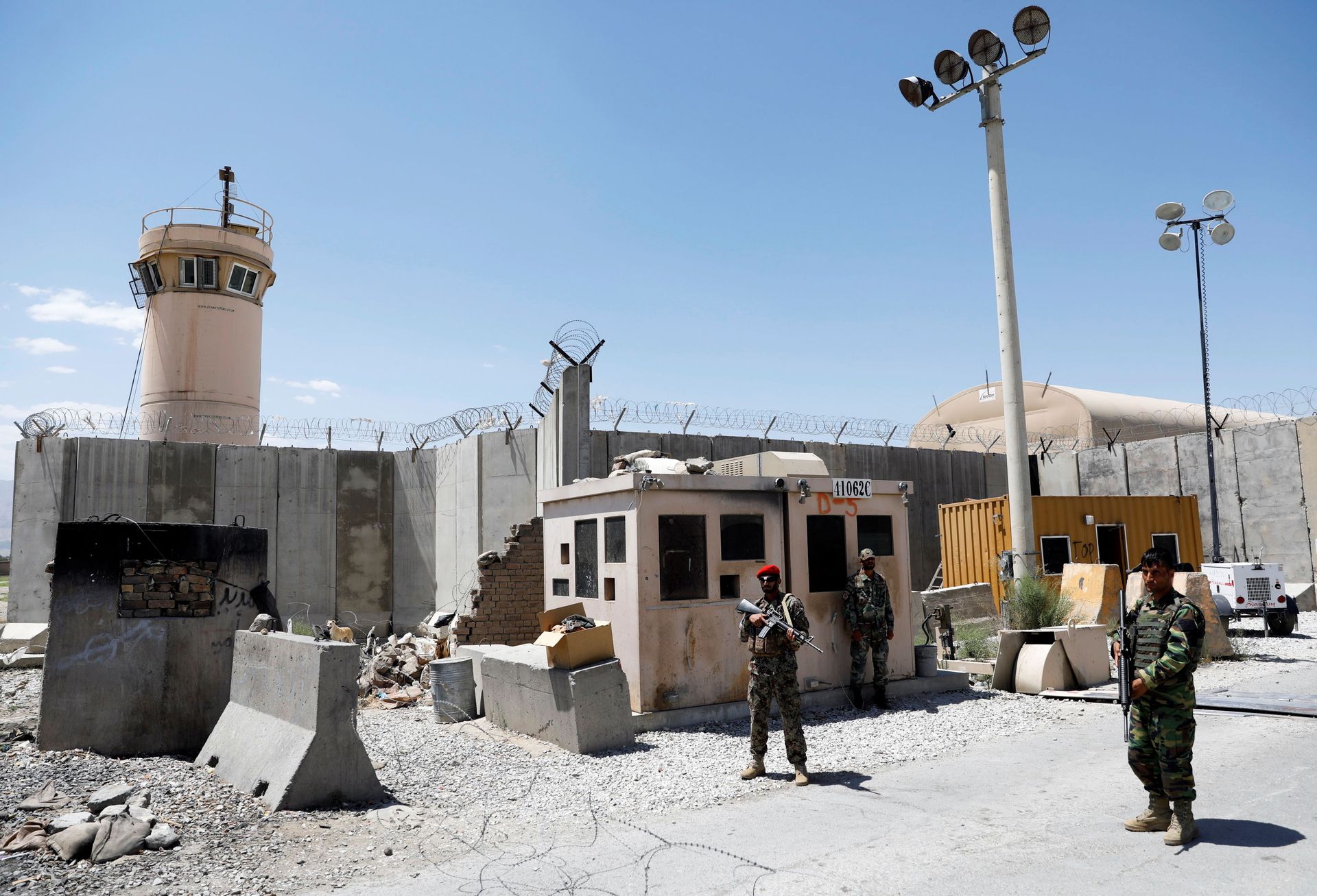 Afghan soldiers stand guard at the gate of Bagram U.S. air base, on the day the last of American troops vacated it, Parwan province, Afghanistan July 2, 2021. - Sputnik International, 1920, 07.09.2021
