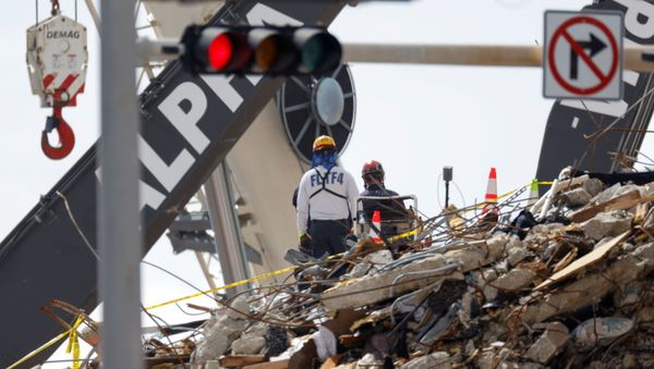 Rescue personnel continue the search and rescue operation for survivors at the site of a partially collapsed residential building in Surfside, Florida, U.S. July 2, 2021.  - Sputnik International