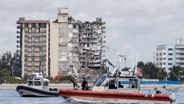 US Coast Guard and Miami-Dade Police patrol as US President Joe Biden visits the area while rescue efforts are halted at the site of a partially collapsed residential building in Surfside, near Miami Beach, Florida, 1 July 2021 - Sputnik International