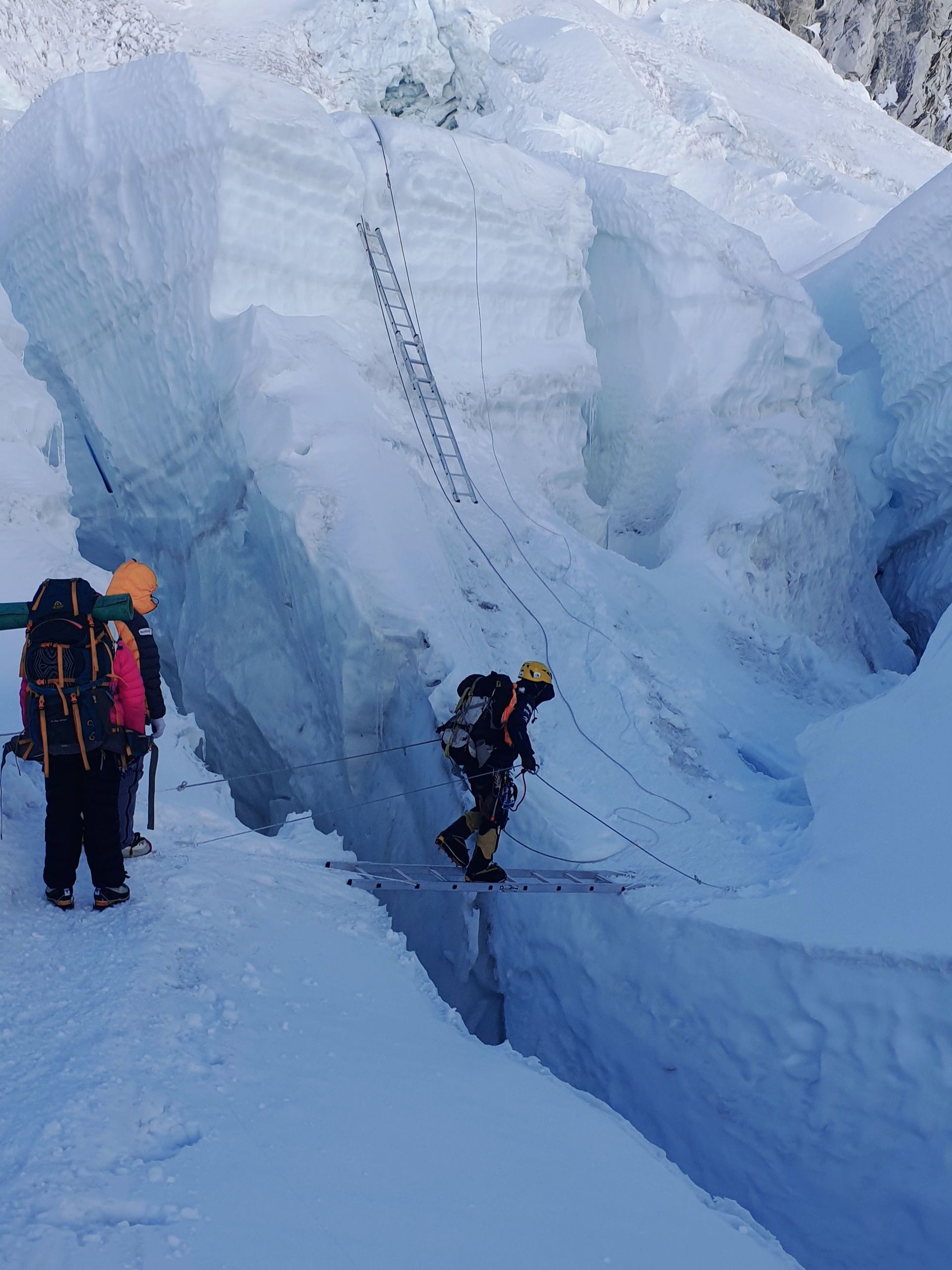 Mountaineer Aditya Gupta crossing the deadly crossway on Mt Everest  - Sputnik International, 1920, 07.09.2021