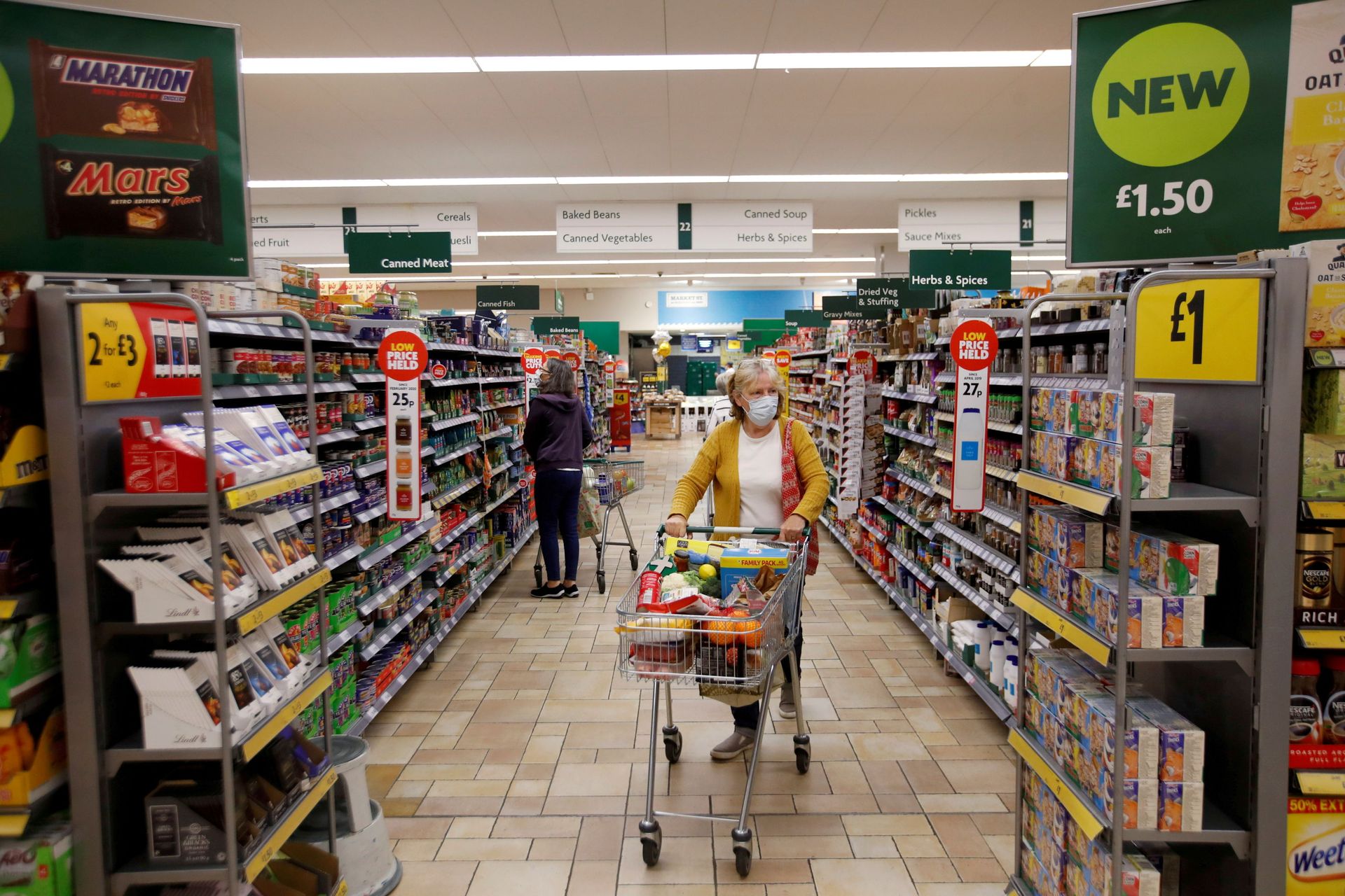 A customer wearing a protective face mask shops at a Morrisons store in St Albans, Britain, September 10, 2020 - Sputnik International, 1920, 07.09.2021
