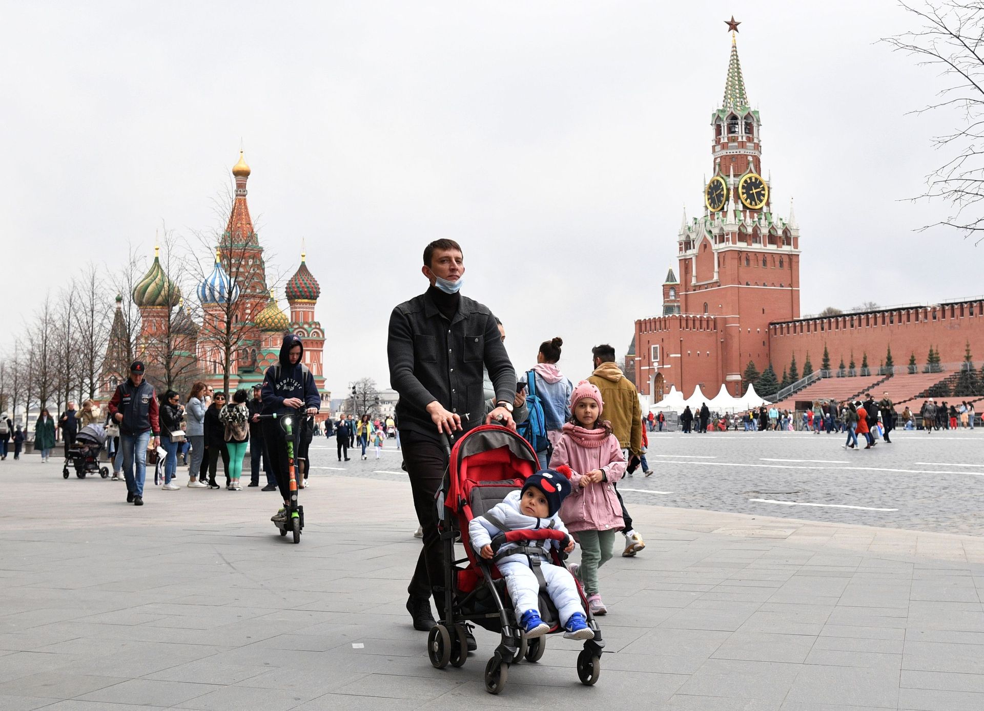 People walking on Red Square in Moscow, spring 2021. - Sputnik International, 1920, 07.09.2021