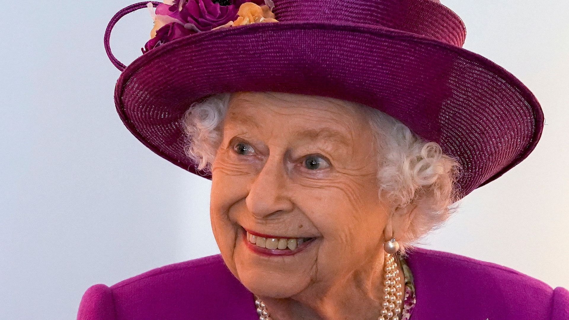 Britain's Queen Elizabeth views exhibits in the renovated Argyll and Sutherland Highlanders Museum at Stirling Castle as part of her traditional trip to Scotland for Holyrood Week, in Stirling, Scotland, Britain June 29, 2021 Britain's Queen Elizabeth views exhibits in the renovated Argyll and Sutherland Highlanders Museum at Stirling Castle as part of her traditional trip to Scotland for Holyrood Week, in Stirling, Scotland, Britain June 29, 2021 - Sputnik International, 1920, 09.10.2021