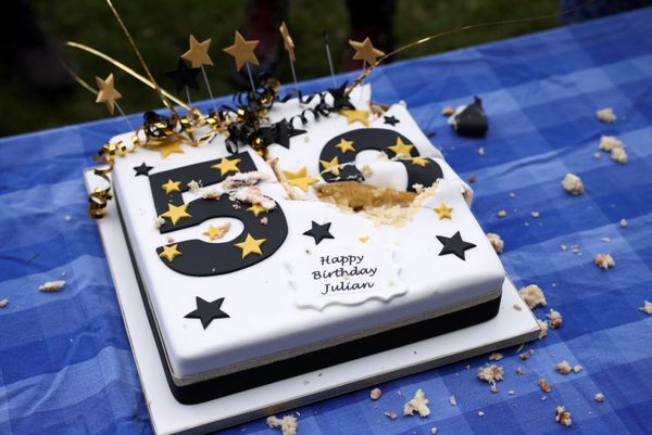 Assange faces up to 175 years in solitary confinement inside a top security American prison if convicted in the US.Above: A cake for Assange. - Sputnik International