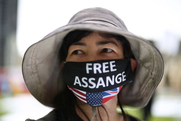 A person wears a mask during the picnic. - Sputnik International