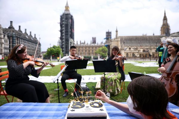 The WikiLeaks founder was arrested in London on April 11, 2019, and sentenced to 50 weeks in prison for breaking his bail in 2012, when he took refuge inside the Ecuadorean embassy to avoid extradition to Sweden, where he was facing sexual assault charges which were later dropped.Above: Musicians perform during the picnic. - Sputnik International