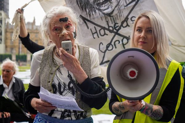 In January, UK district judge Vanessa Baraitser ruled not to extradite Assange to the United States, citing health reasons and the risk of suicide in the US prison system, but decided that he must wait in prison for the outcome of an appeal filed by US prosecutors.Above: British designer Vivienne Westwood speaks after cutting a birthday. - Sputnik International