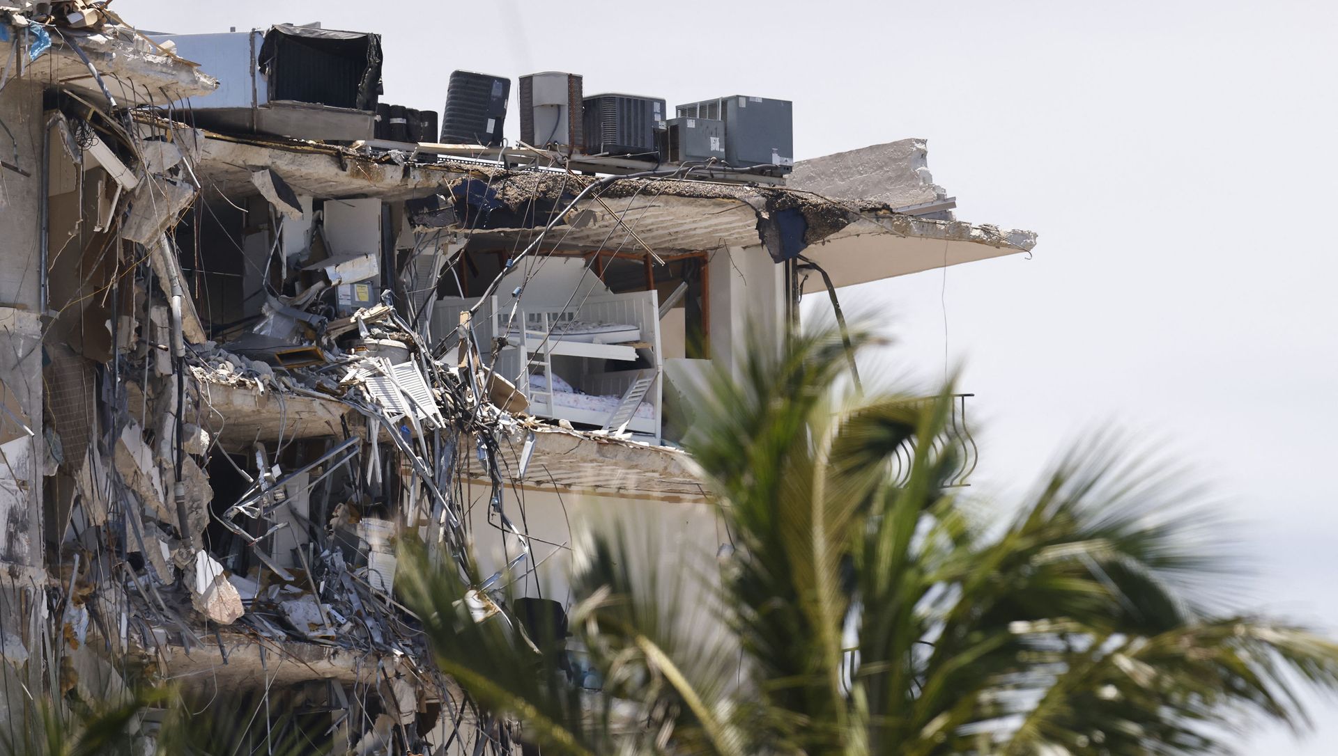 A general view of the partially collapsed 12-story Champlain Towers South condo building on July 03, 2021 in Surfside, Florida. Over one hundred people are being reported as missing as the search-and-rescue effort continues. A general view of the partially collapsed 12-story Champlain Towers South condo building on July 03, 2021 in Surfside, Florida. Over one hundred people are being reported as missing as the search-and-rescue effort continues. - Sputnik International, 1920, 03.07.2021