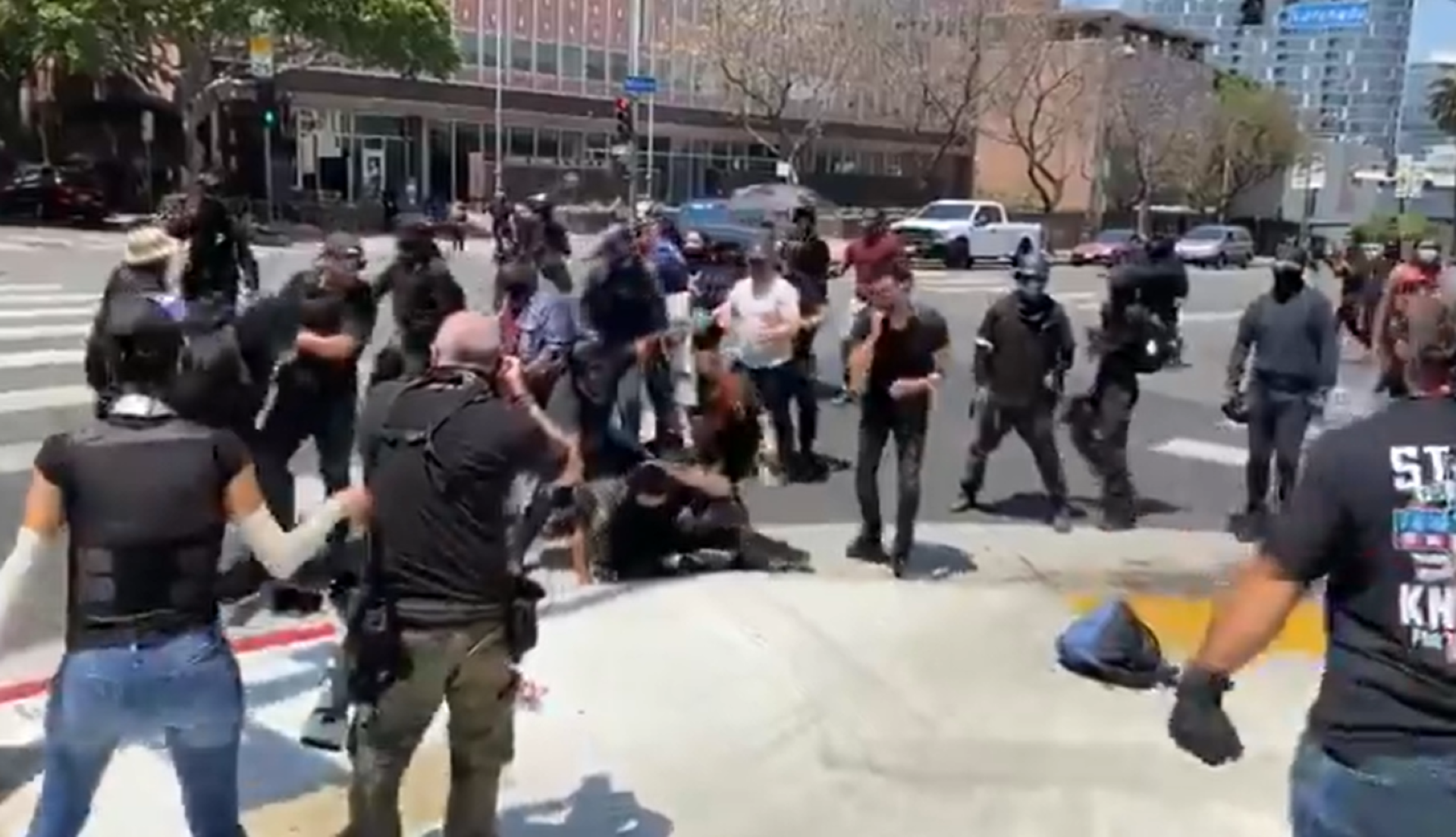 Screenshot from a video allegedly filmed in Los Angeles during clashes between protesters after an alleged transgender female exposed their genitals at a city spa - Sputnik International, 1920, 07.09.2021