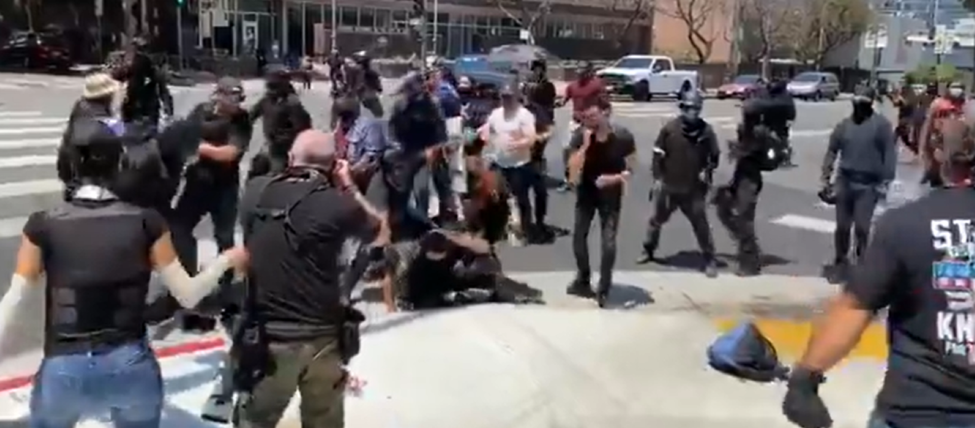 Screenshot from a video allegedly filmed in Los Angeles during clashes between protesters after an alleged transgender female exposed their genitals at a city spa - Sputnik International, 1920, 04.07.2021