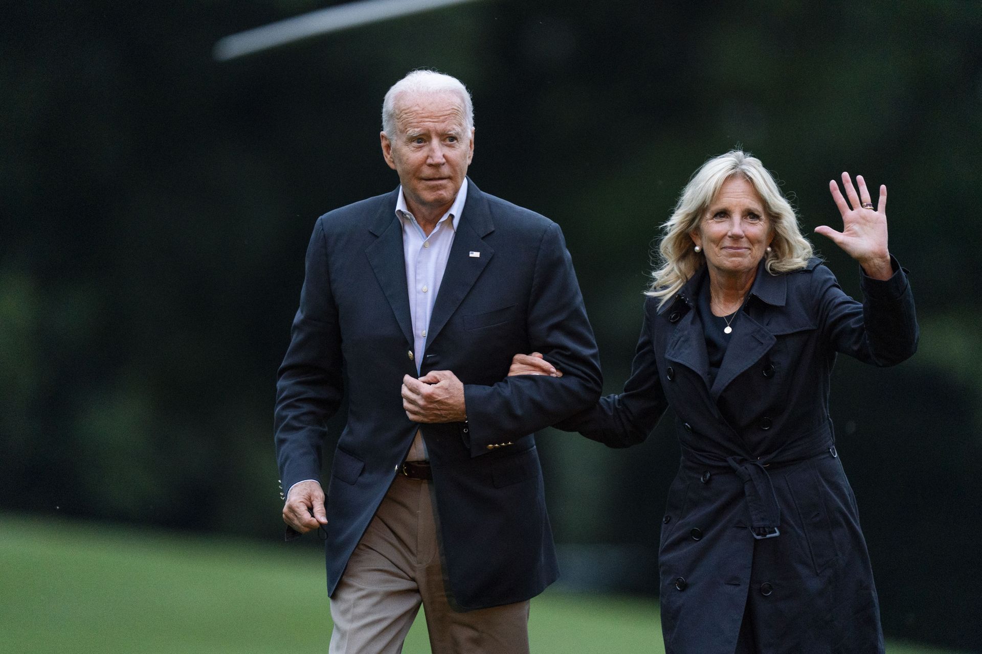 President Joe Biden with first lady Jill Biden returns to the the White House in Washington, Thursday, July 1, 2021, from a trip to Florida where he met with first responders and family members from condo tower in Surfside, Fla., that collapsed last week President Joe Biden with first lady Jill Biden returns to the the White House in Washington, Thursday, July 1, 2021, from a trip to Florida where he met with first responders and family members from condo tower in Surfside, Fla., that collapsed last week - Sputnik International, 1920, 07.09.2021