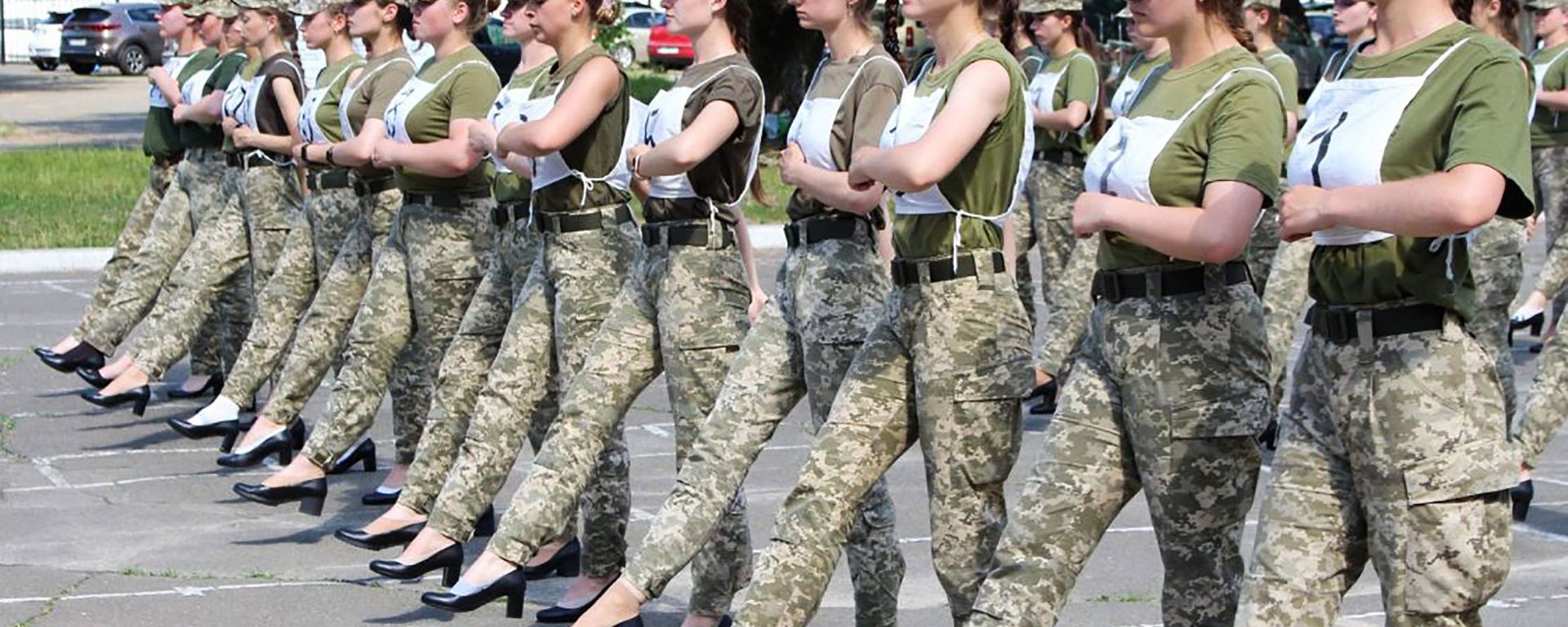 A handout photograph taken and released by the Ukrainian Defence ministry press-service on July 2, 2021 shows the Ukrainian female soldiers wearing heels while taking part in the the military parade rehearsal in Kiev. A handout photograph taken and released by the Ukrainian Defence ministry press-service on July 2, 2021 shows the Ukrainian female soldiers wearing heels while taking part in the the military parade rehearsal in Kiev. - Sputnik International, 1920, 08.11.2023
