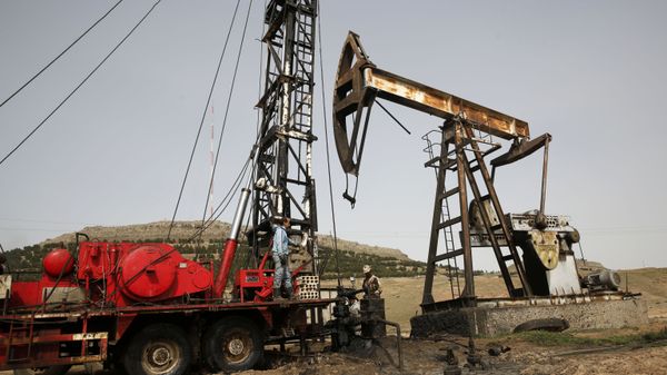 This March 27, 2018 file photo shows Syrian workers fixing pipes of an oil well at an oil field controlled by a U.S-backed Kurdish group, in Rmeilan, Hassakeh province, Syria. - Sputnik International