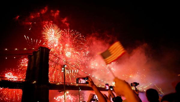 People watch the Macy's 4th of July Firework Show over the Brooklyn Bridge in New York - Sputnik International