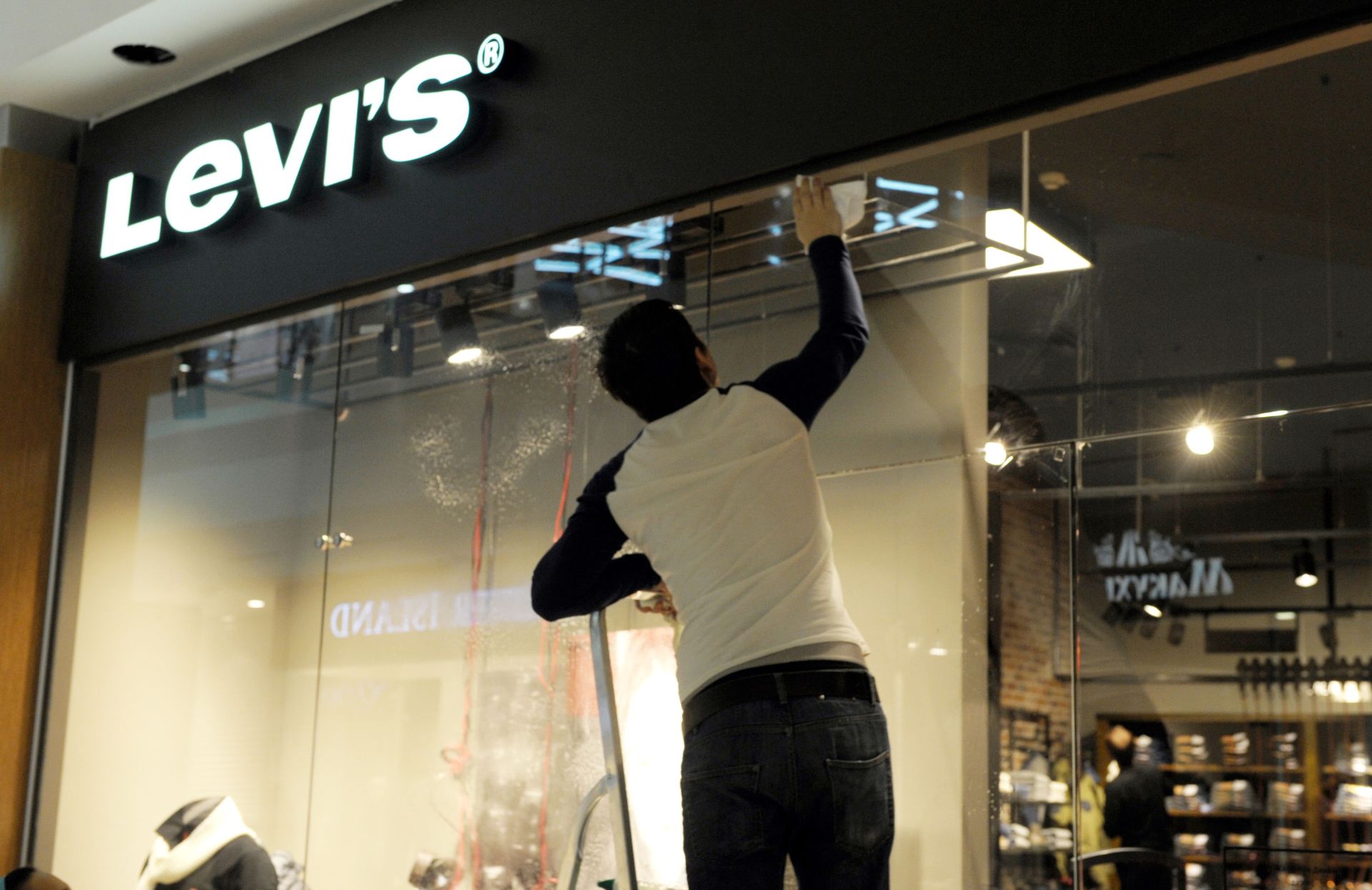 Levi's store at the 'Golden Babylon' Mall, Moscow, 2009. Levi's store at the 'Golden Babylon' Mall, Moscow, 2009. - Sputnik International, 1920, 07.09.2021