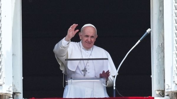 Pope Francis delivers the Sunday Angelus prayer from the window of his study overlooking St.Peter's Square at the Vatican on July 4, 2021. - Sputnik International