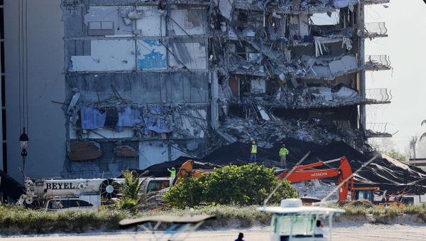 SURFSIDE, FLORIDA - JULY 04: Workers prepare the remaining part of the partially collapsed 12-story Champlain Towers South condo building for a controlled demolition on July 4, 2021 in Surfside, Florida. The decision by officials to bring the rest of the building down was brought on by the approach of Tropical Storm Elsa and fears that the structure might come down in an uncontrolled fashion. Over one hundred people are missing as the search-and-rescue effort continues. - Sputnik International