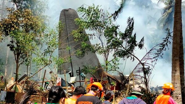 First responders work at the site after a Philippines Air Force Lockheed C-130 plane carrying troops crashed on landing in Patikul, Sulu province, Philippines July 4, 2021. - Sputnik International