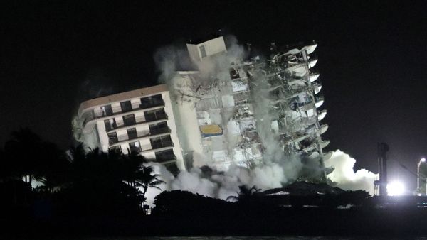 The remaining part of the partially collapsed 12-story Champlain Towers South condo building falls with a controlled demolition on July 4, 2021 in Surfside, Florida. The decision by officials to bring the rest of the building down was brought on by the approach of Tropical Storm Elsa and fears that the structure might come down in an uncontrolled fashion. Over one hundred people are missing as the search-and-rescue effort continues. - Sputnik International