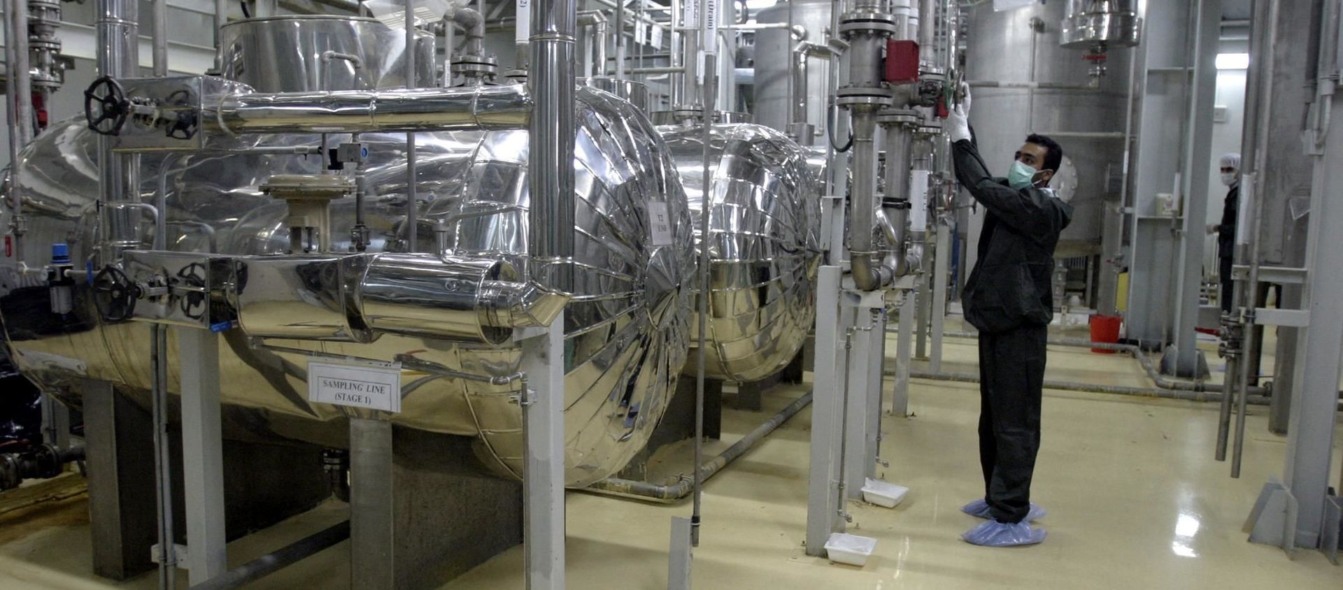 An Iranian technician works at a Uranium Conversion Facility (UCF) in Isfahan 20 November 2004 - Sputnik International, 1920, 05.07.2021