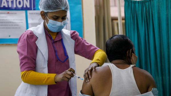 A man receives a Bharat Biotech's COVID-19 vaccine called COVAXIN, at a vaccination centre, in New Delhi, India, February 13, 2021. - Sputnik International