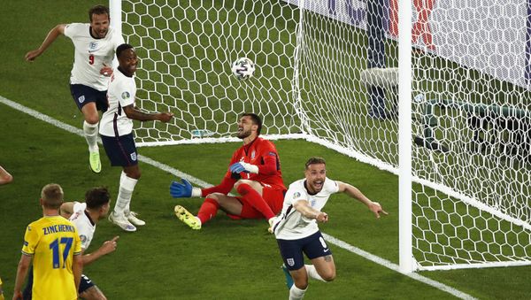 England midfielder Jordan Henderson (R) celebrates scoring the team's fourth goal during the UEFA EURO 2020 quarterfinal football match between Ukraine and England at the Olympic Stadium in Rome on 3 July 2021. - Sputnik International