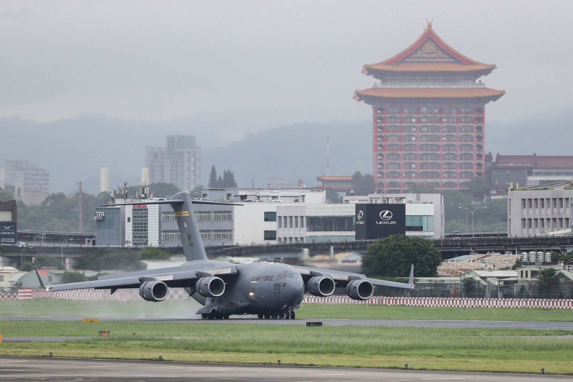 A U.S. military aircraft carrying a group of U.S. senators arrives at the Songshan Airport in Taipei, Taiwan on Sunday, June 6, 2021 A U.S. military aircraft carrying a group of U.S. senators arrives at the Songshan Airport in Taipei, Taiwan on Sunday, June 6, 2021 - Sputnik International, 1920, 07.09.2021