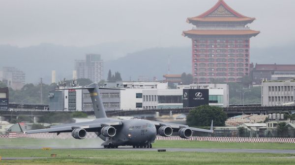 A U.S. military aircraft carrying a group of U.S. senators arrives at the Songshan Airport in Taipei, Taiwan on Sunday, June 6, 2021 - Sputnik International
