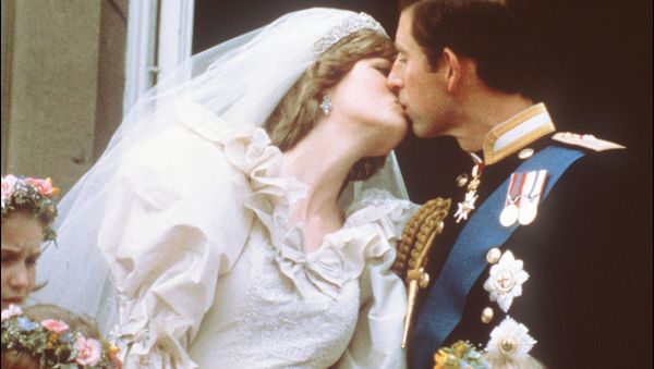 Time to Pucker Up! Most Iconic Smooches of All Time on International Kissing Day - Sputnik International