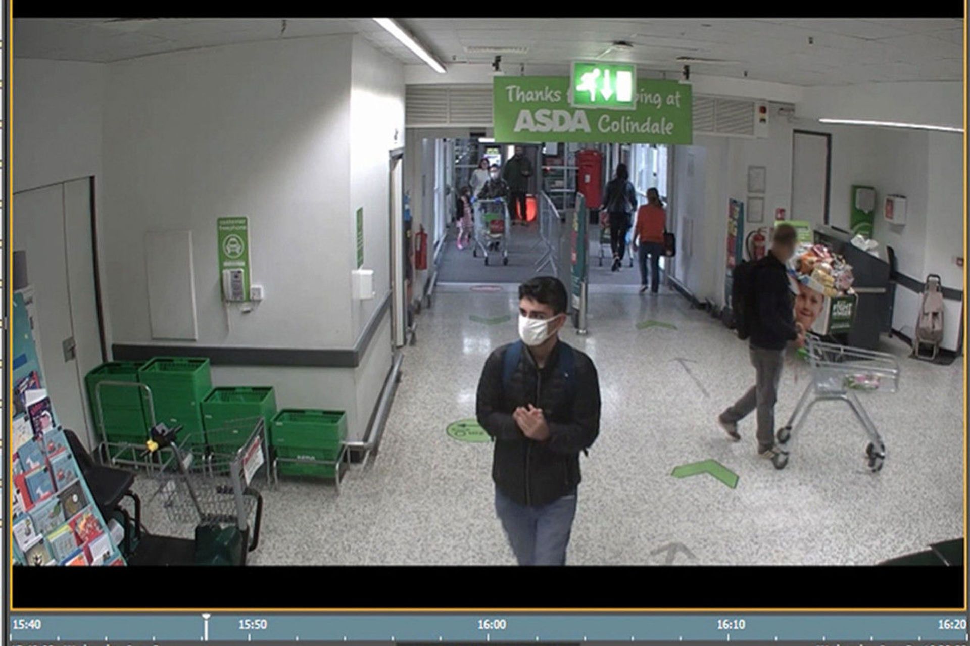 Danyal Hussein caught on camera at a supermarket where he bought the knives - Sputnik International, 1920, 07.09.2021