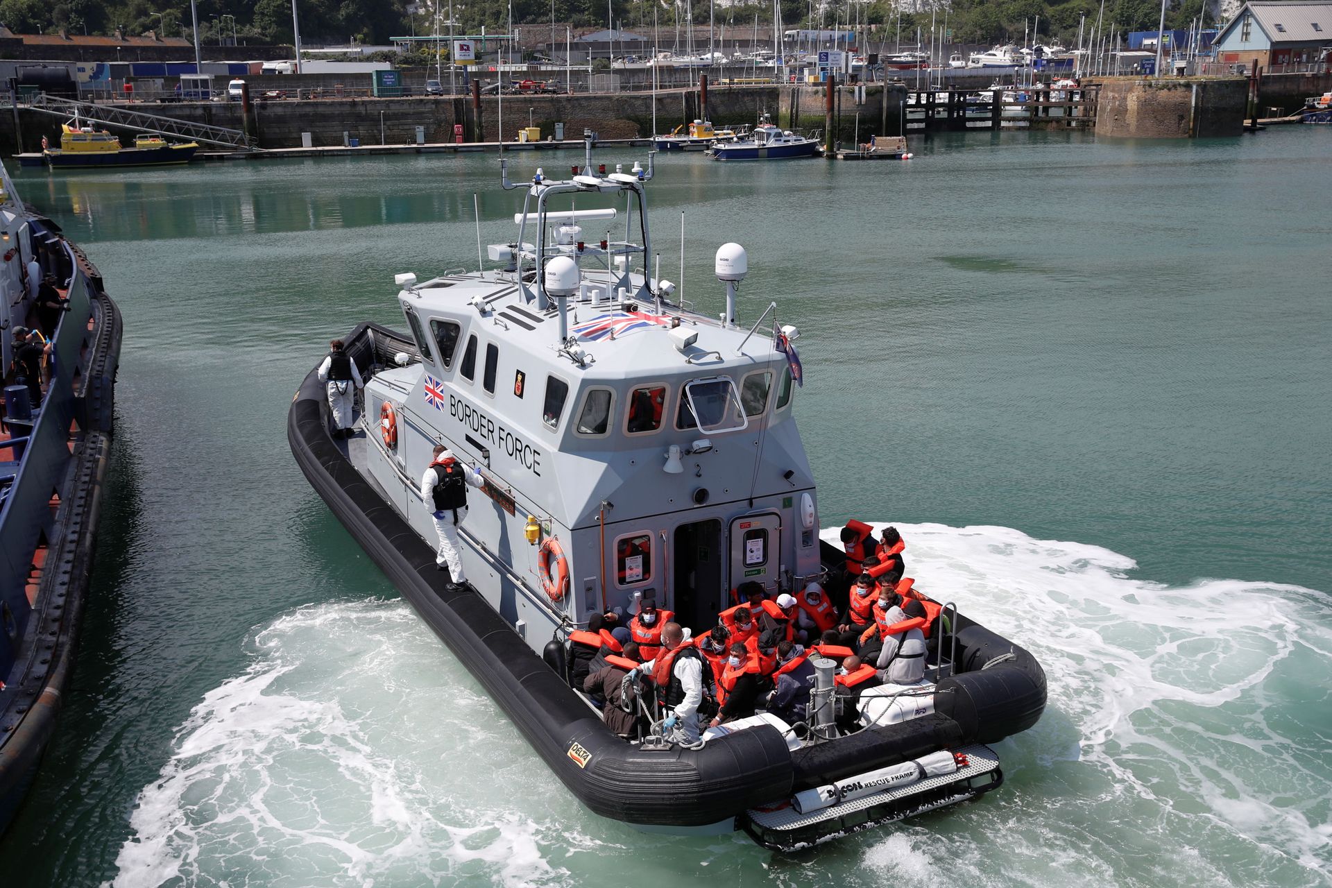 British Border Force staff bring migrants into Dover harbour, in Dover, Britain, June 6, 2021 - Sputnik International, 1920, 07.09.2021