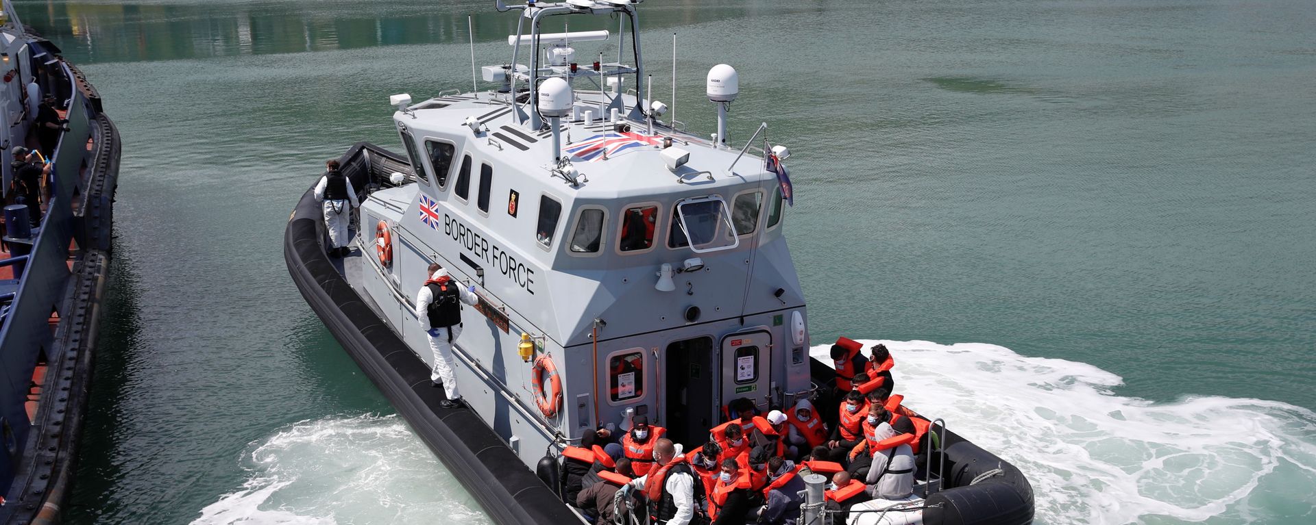 British Border Force staff bring migrants into Dover harbour, in Dover, Britain, June 6, 2021 - Sputnik International, 1920, 09.09.2021