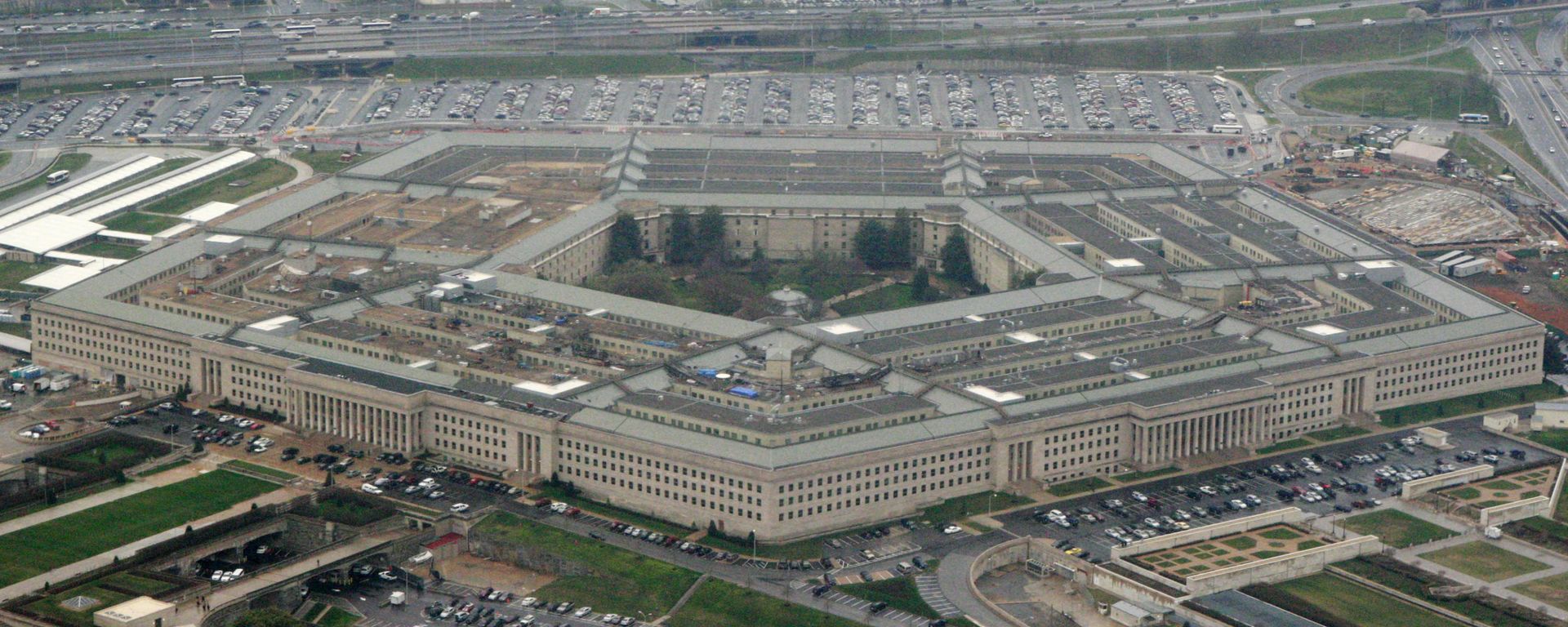 This March 27, 2008, file photo, shows the Pentagon in Washington. The Pentagon said Tuesday, July 6, 2021, that it is canceling a cloud-computing contract with Microsoft that could eventually have been worth $10 billion and will instead pursue a deal with both Microsoft and Amazon. (AP Photo/Charles Dharapak, File) This March 27, 2008, file photo, shows the Pentagon in Washington. The Pentagon said Tuesday, July 6, 2021, that it is canceling a cloud-computing contract with Microsoft that could eventually have been worth $10 billion and will instead pursue a deal with both Microsoft and Amazon. (AP Photo/Charles Dharapak, File) - Sputnik International, 1920, 10.01.2023
