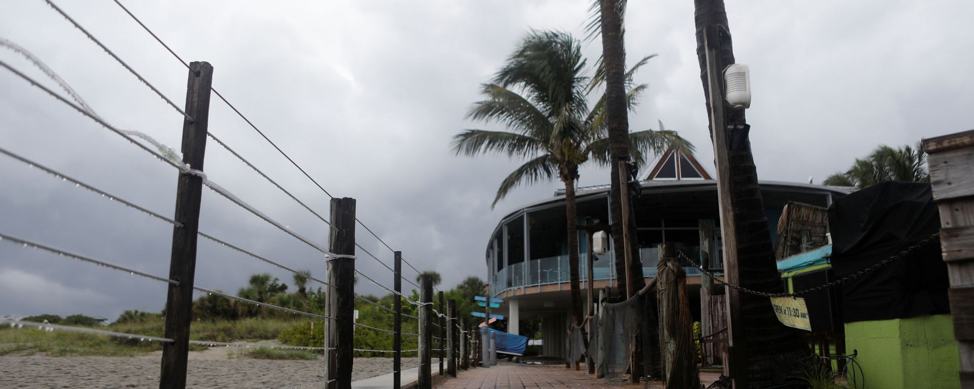 Dark clouds from Tropical Storm Elsa loom over Venice Fishing Pier at Brohard Park at Venice Beach, Florida, U.S. July 6, 2021. - Sputnik International, 1920, 25.09.2022